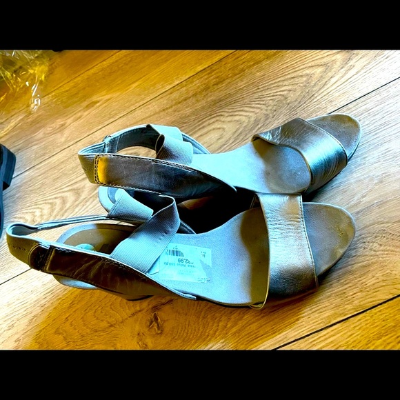 Silver heels. Wide heel for utmost comfort. Very good condition. - Picture 2 of 6